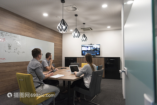 現(xiàn)代辦公室的輕人工作場景 筆記本電腦與咖啡的協(xié)作融合